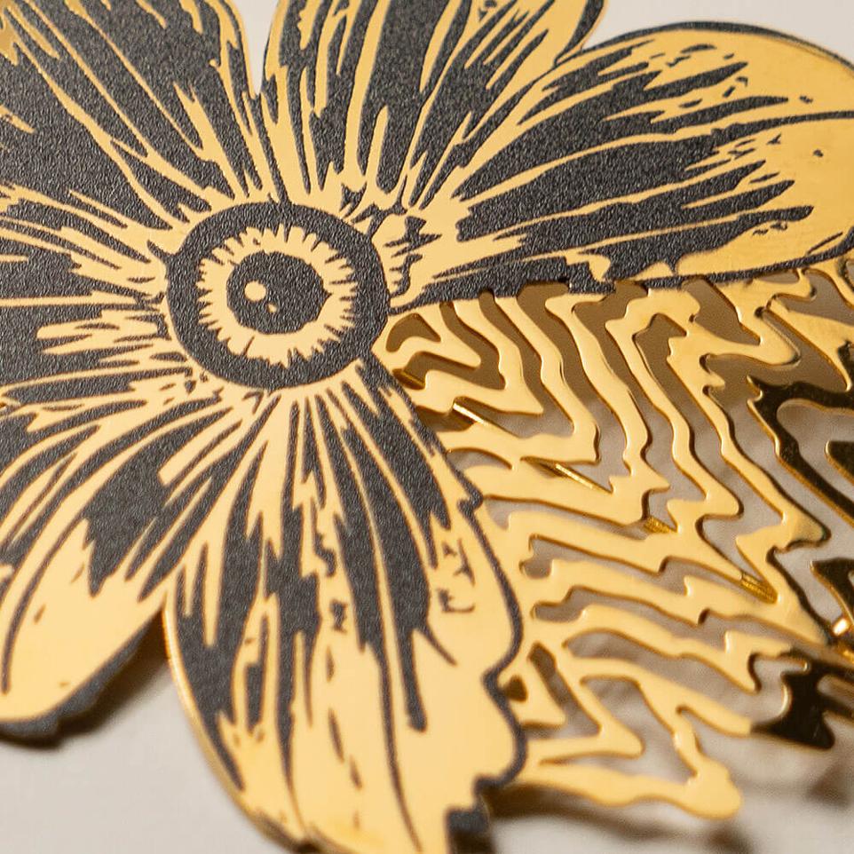 Bijou Hope Obsidian Noir Broche en laiton doré et noir en forme de fleur. Marque Ibride