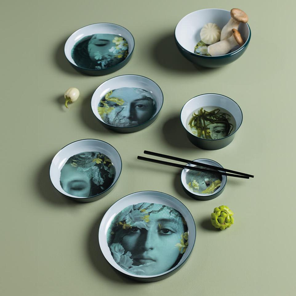 Assiettes et bol design - couleur vert bleu avec des visages - marque Ibride - collection Faux-Semblants Qing River